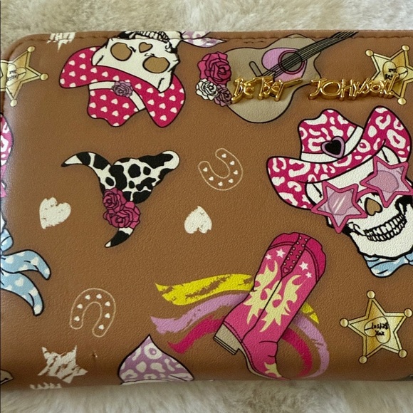 🩷☠️ BETSEY JOHNSON Western Cowboy Skull Print Zip Around Wristlet/Wallet🩷☠️NWT - Picture 2 of 11